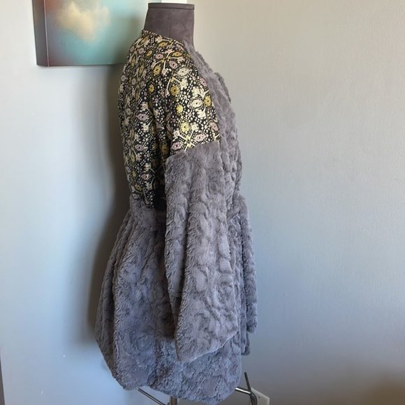 Soft Grey sweater jacket w Embroidery - Picture 4 of 10